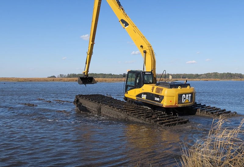Long-reach excavator dam desilting